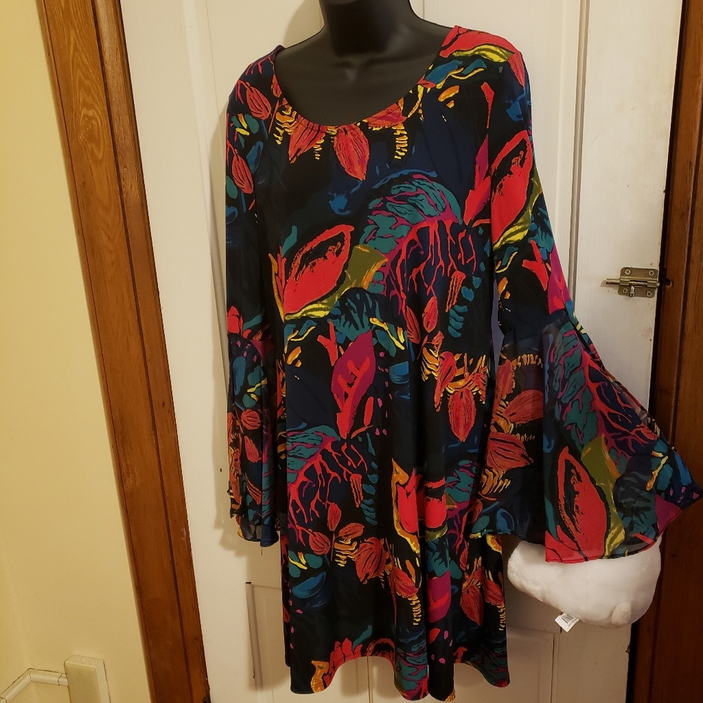 Flowered- bell Sleeved dress